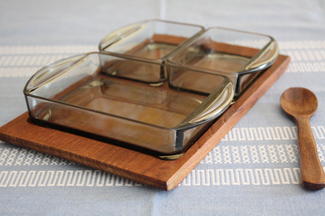 チークトレイとガラス容器