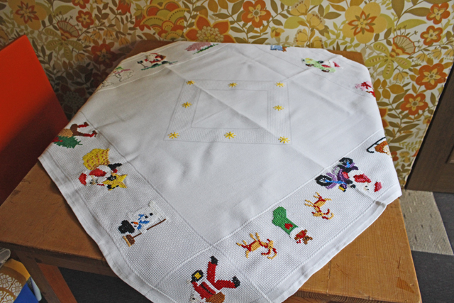 Petapeta北欧雑貨ショップ 北欧のクリスマス 刺繍クロス ファンキーなサンタさん