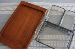 チークトレイとガラス容器